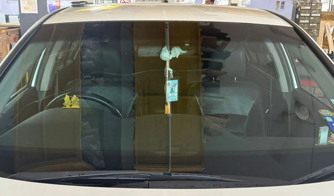 windscreen-crack-before